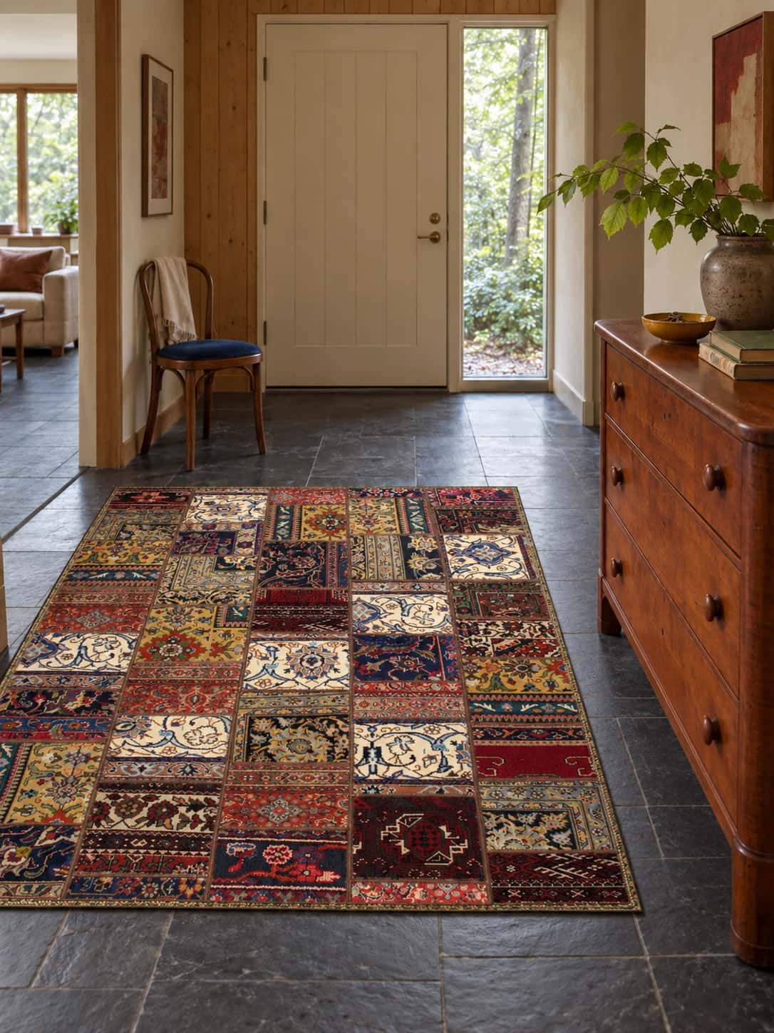 Alfombra patchwork persa Rey, 150x202 cm, de colores variados — En una habitación