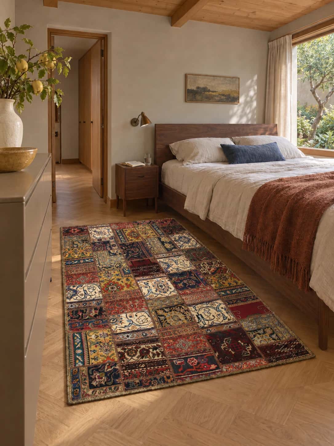 Alfombra patchwork persa Rey, 150x202 cm, de colores variados — En una habitación