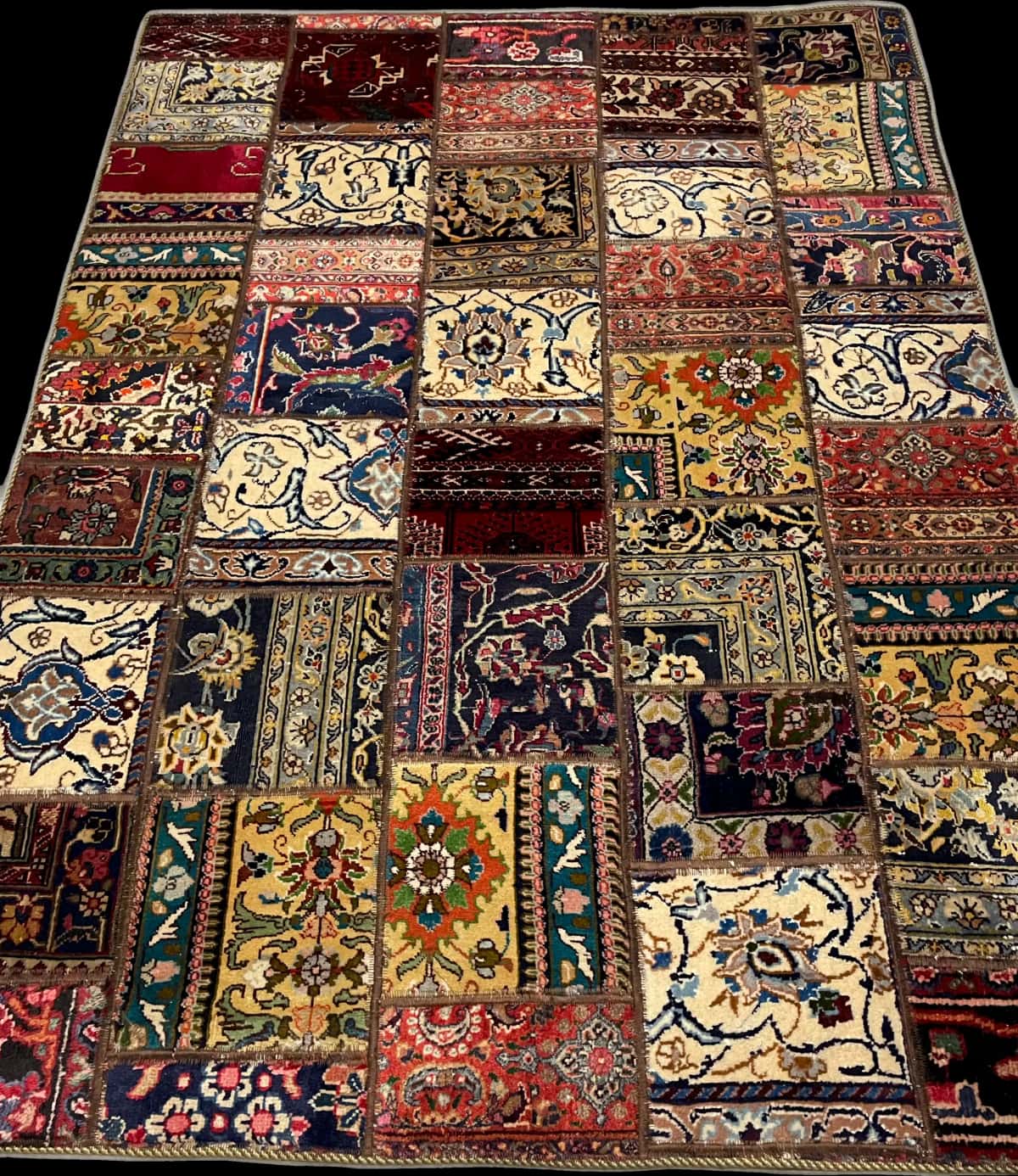 Persian rug of Rey style in dimensions 202 centimeters length by 150 centimeters width with mainly colorful colors — Perspective