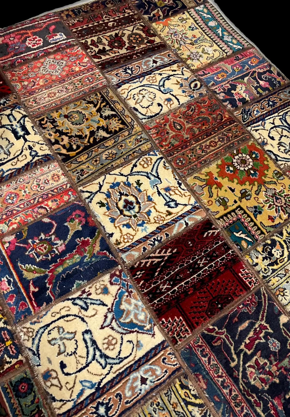 Persian rug of Rey style in dimensions 202 centimeters length by 150 centimeters width with mainly colorful colors — Perspective