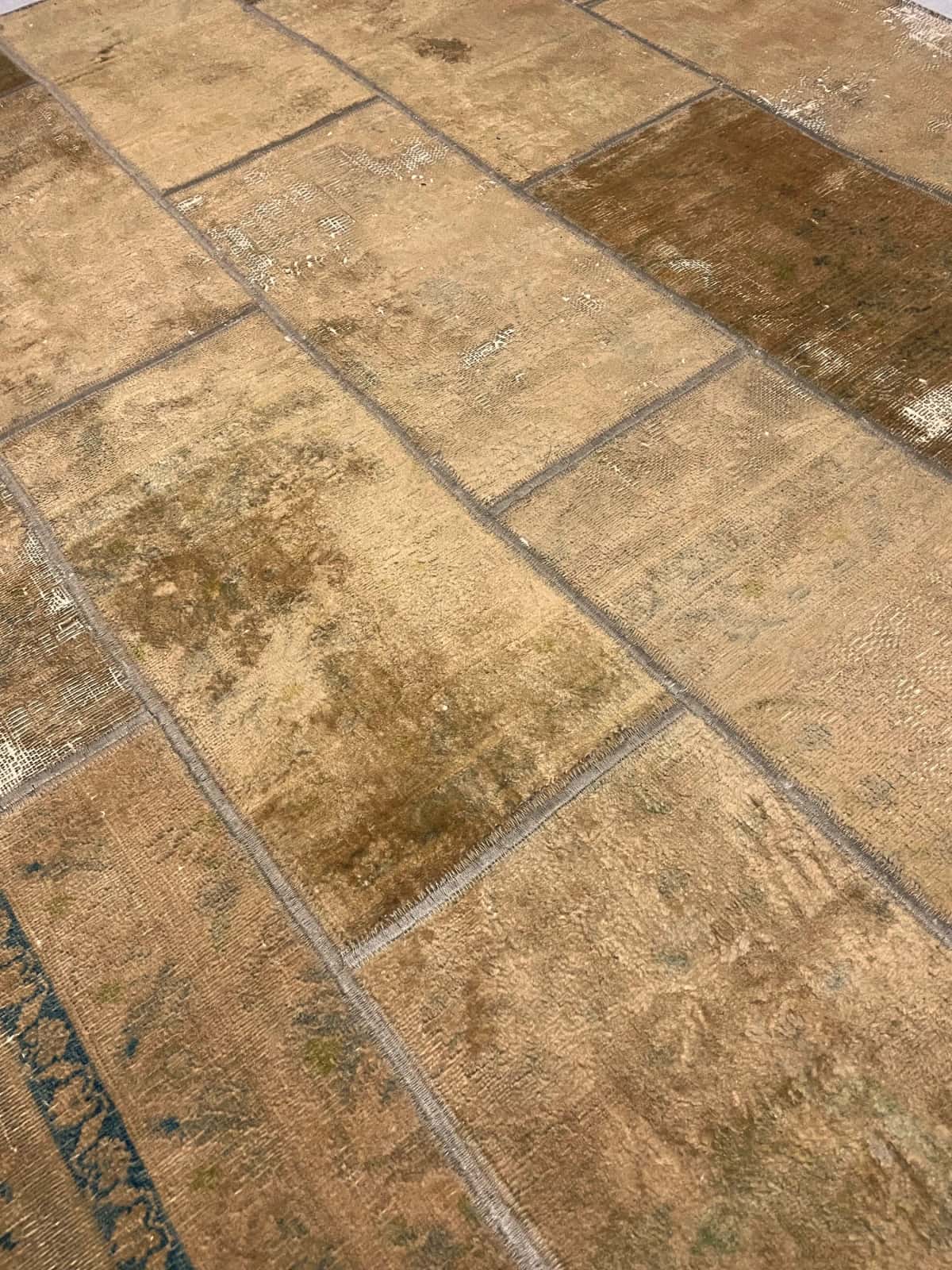 Persian rug of Rey style in dimensions 203 centimeters length by 151 centimeters width with mainly yellow colors — Texture close-up