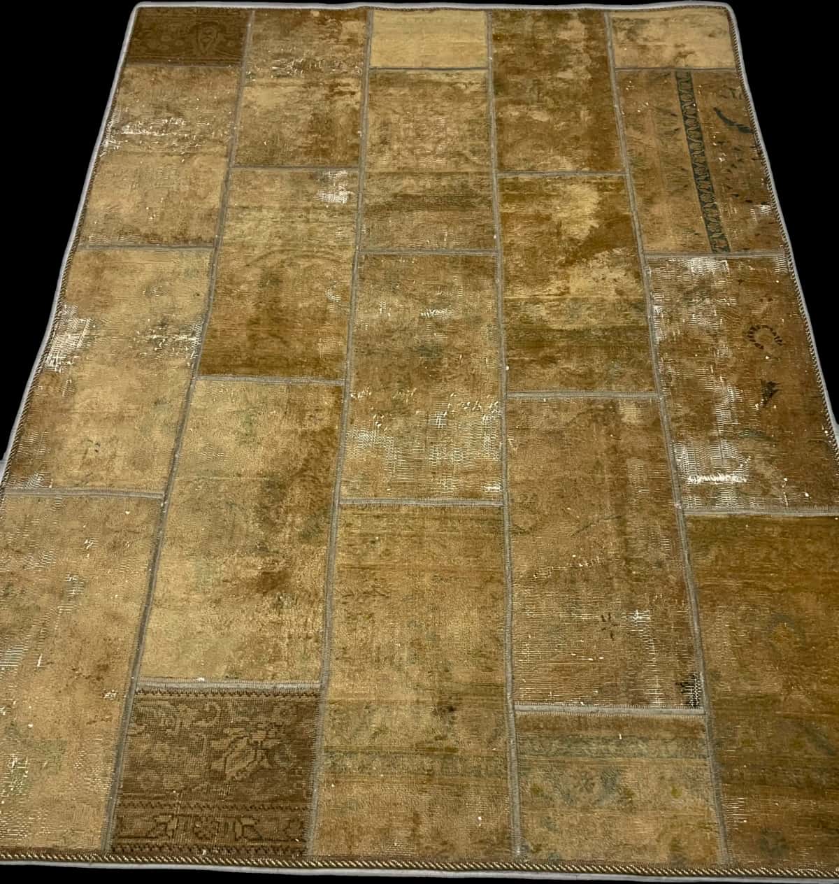 Persian rug of Rey style in dimensions 203 centimeters length by 151 centimeters width with mainly yellow colors — Perspective