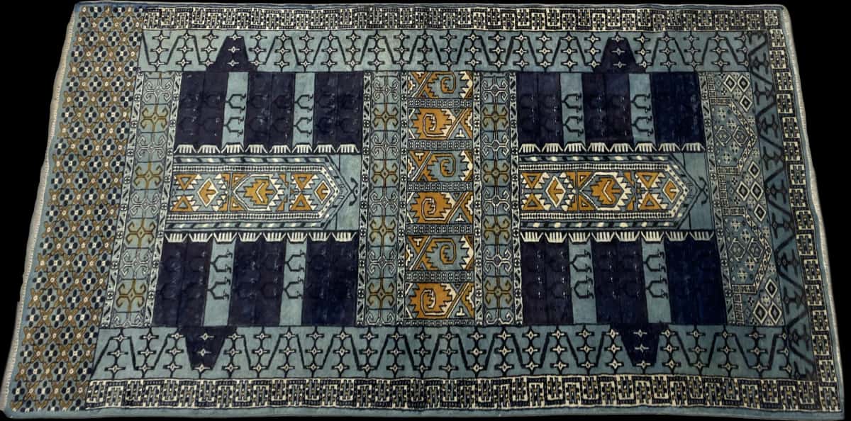 Persian rug of Turkoman style in dimensions 166 centimeters length by 95 centimeters width with mainly blue colors — Perspective