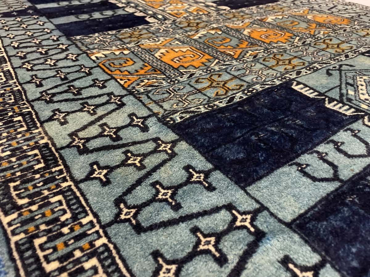 persischer Teppich im turkmenischer Stil in den Maßen 166 Zentimeter Länge mal 95 Zentimeter Breite mit überwiegend blau Farben — Nahaufnahme der Textur