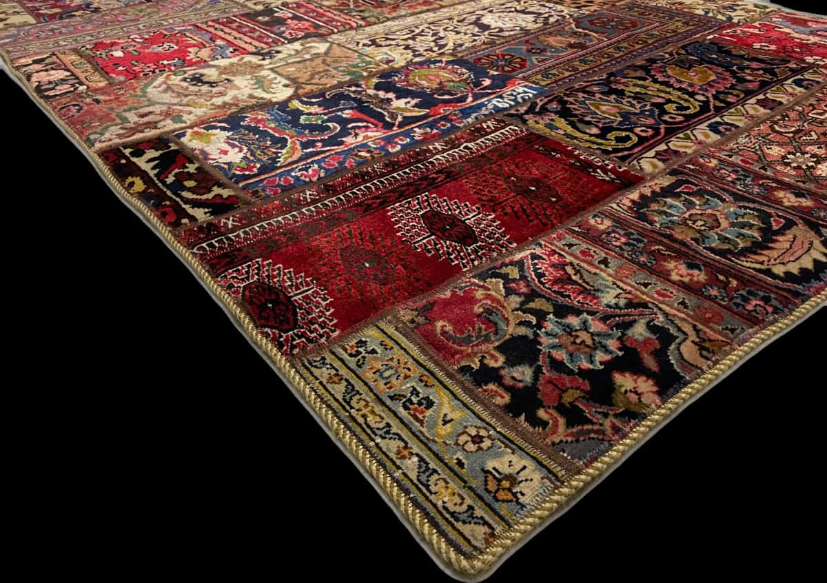 alfombra persa de estilo patchwork en dimensiones 236 centímetros de largo por 152 centímetros de ancho con colores principalmente rojo y amarillo — Esquina y borde