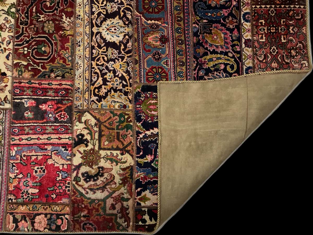 alfombra persa de estilo patchwork en dimensiones 236 centímetros de largo por 152 centímetros de ancho con colores principalmente rojo y amarillo — Plegada