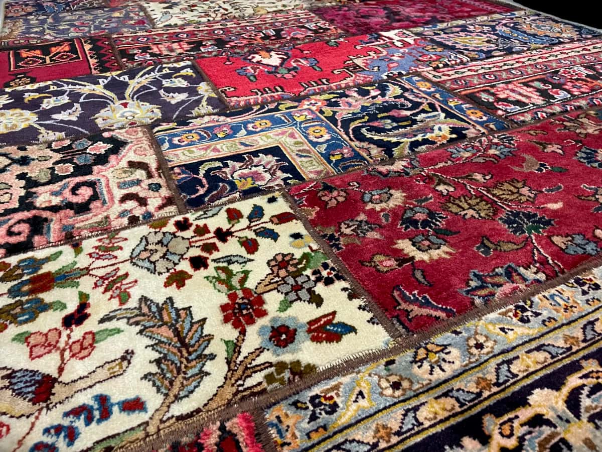 Persian rug of Rey style in dimensions 235 centimeters length by 151 centimeters width with mainly red colors — Texture close-up
