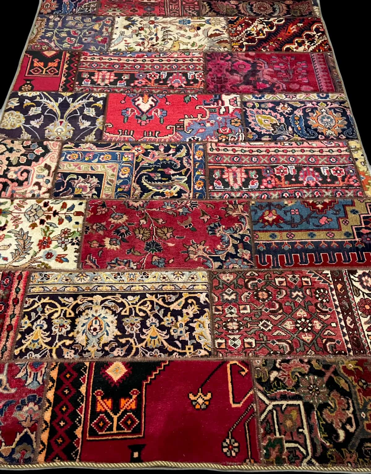 Persian rug of Rey style in dimensions 235 centimeters length by 151 centimeters width with mainly red colors — Perspective