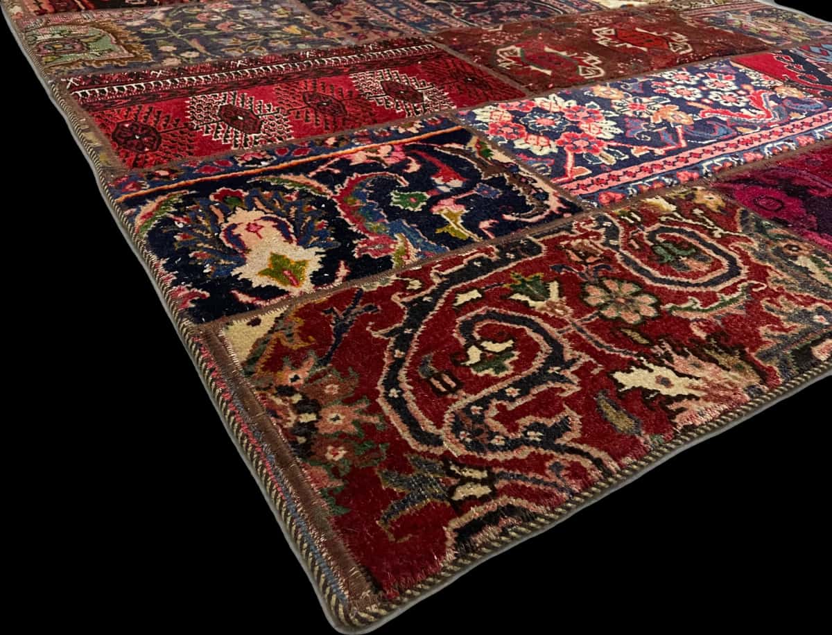alfombra persa de estilo sumak en dimensiones 237 centímetros de largo por 150 centímetros de ancho con colores principalmente rojo — Esquina y borde