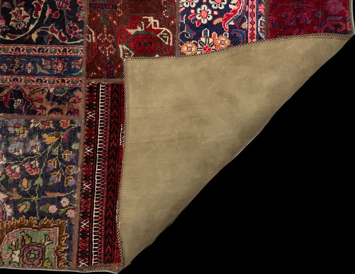 alfombra persa de estilo sumak en dimensiones 237 centímetros de largo por 150 centímetros de ancho con colores principalmente rojo — Plegada