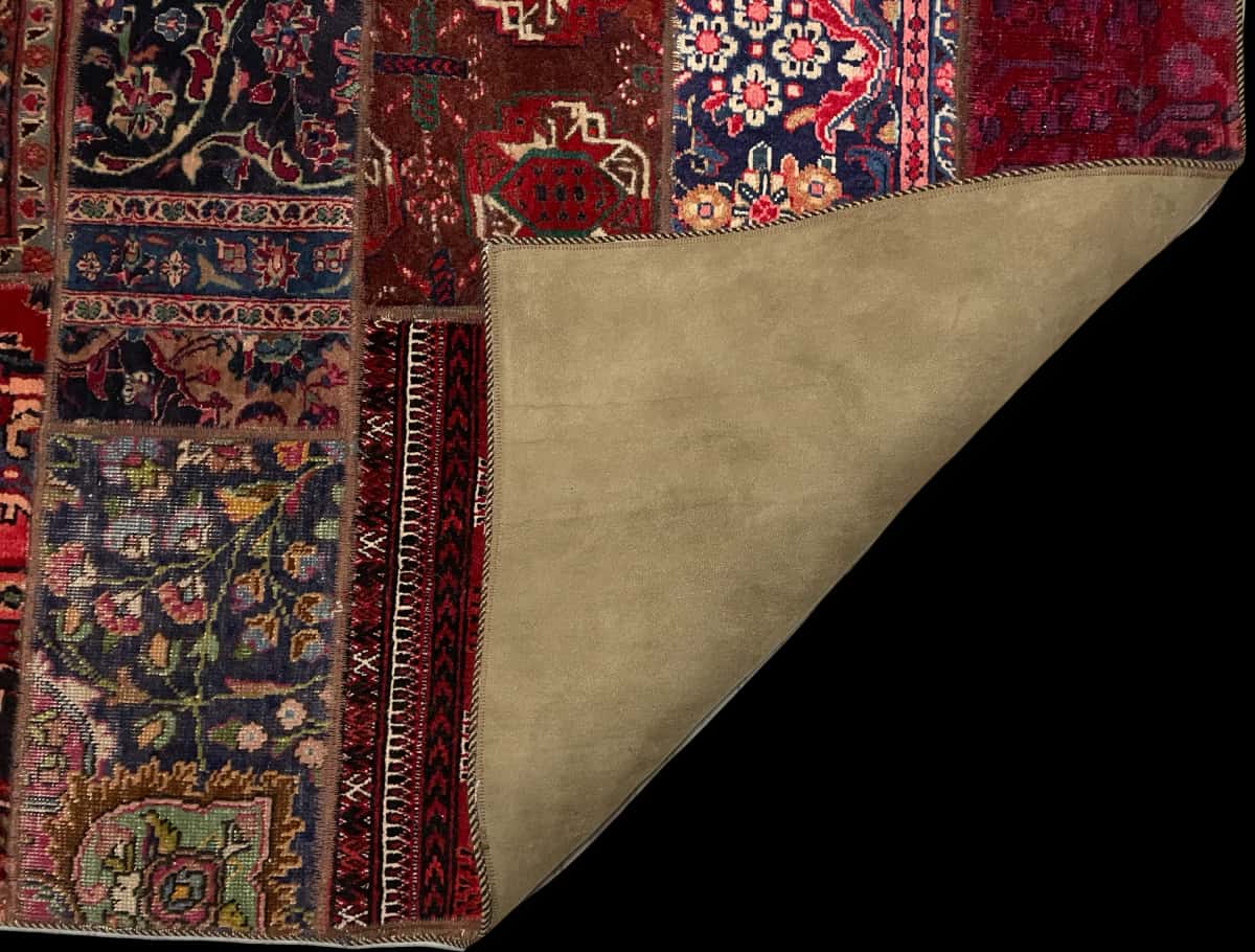 alfombra persa de estilo sumak en dimensiones 237 centímetros de largo por 150 centímetros de ancho con colores principalmente rojo — Plegada
