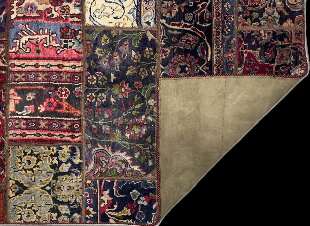 alfombra persa de estilo patchwork en dimensiones 202 centímetros de largo por 152 centímetros de ancho con colores principalmente rojo y azul — Plegada