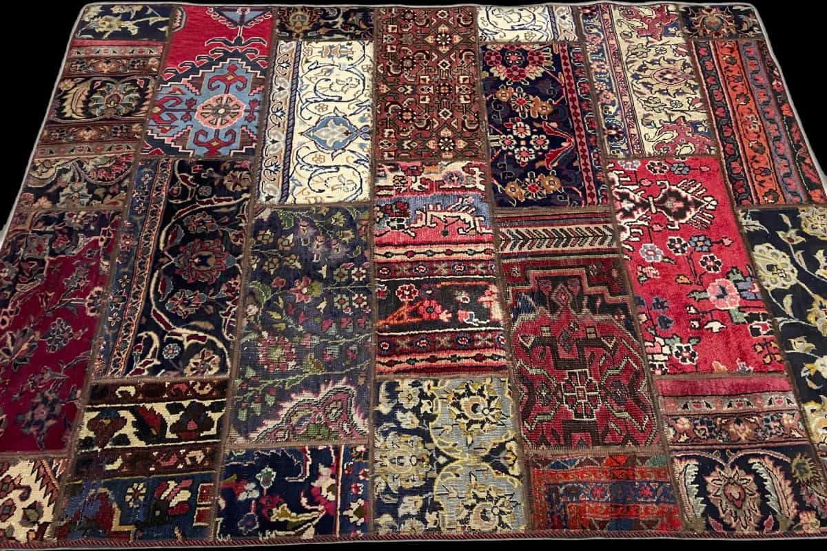 alfombra persa de estilo patchwork en dimensiones 202 centímetros de largo por 152 centímetros de ancho con colores principalmente rojo y azul — Perspectiva