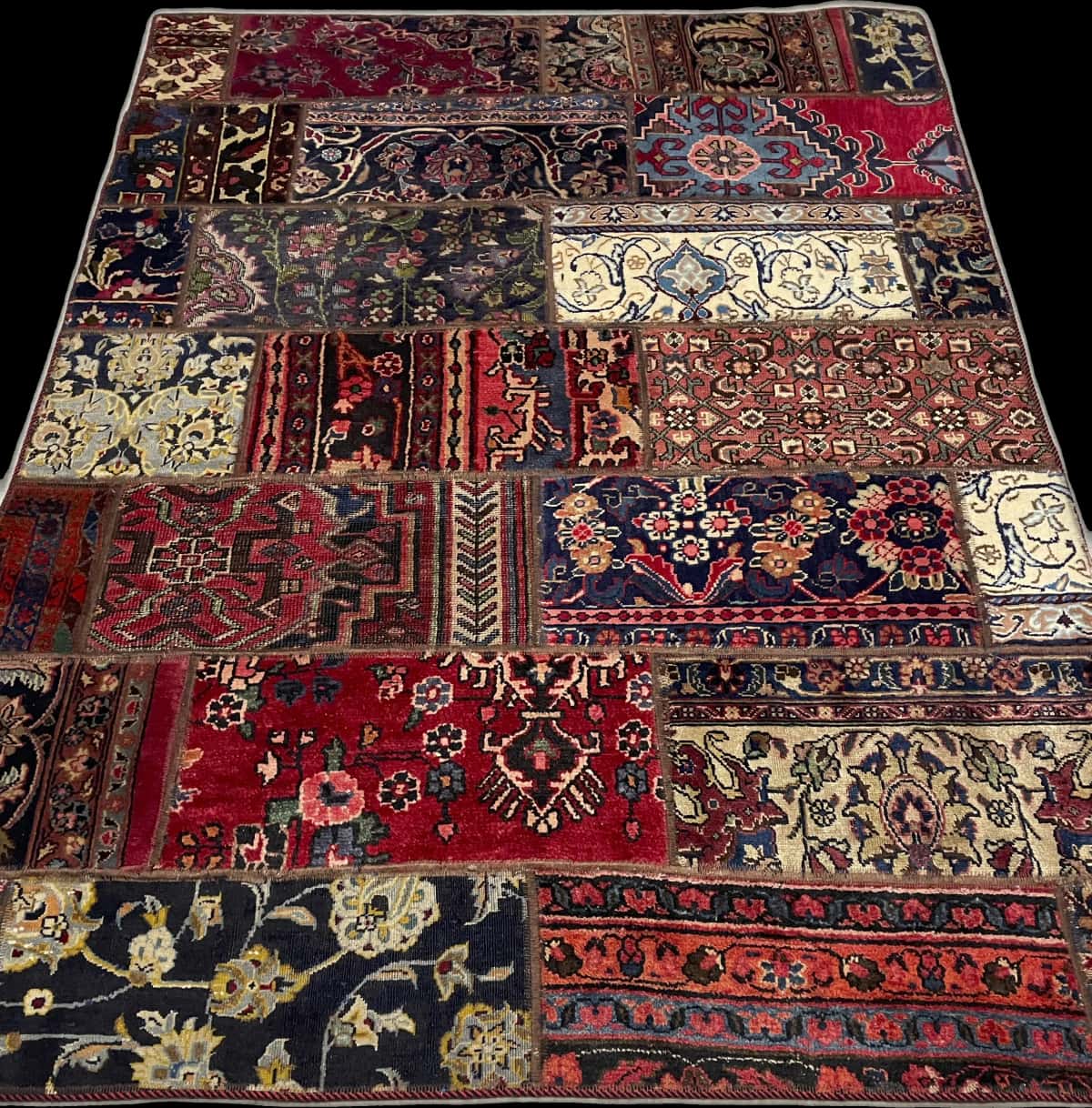 alfombra persa de estilo patchwork en dimensiones 202 centímetros de largo por 152 centímetros de ancho con colores principalmente rojo y azul — Perspectiva