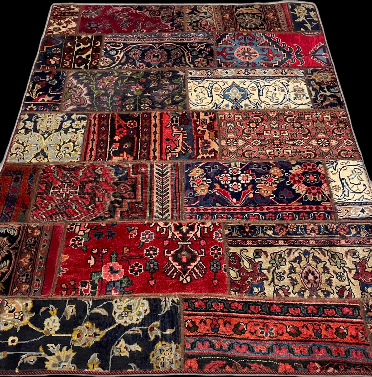 Persian rug of Rey style in dimensions 202 centimeters length by 152 centimeters width with mainly red and blue colors — Perspective