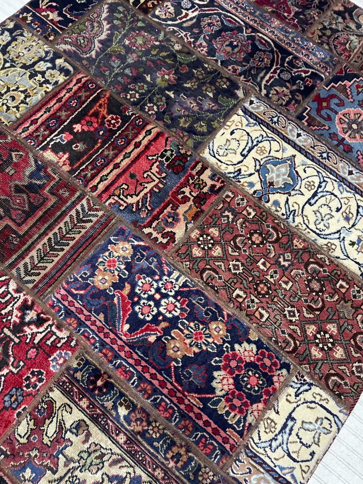 alfombra persa de estilo patchwork en dimensiones 202 centímetros de largo por 152 centímetros de ancho con colores principalmente rojo y azul — Perspectiva