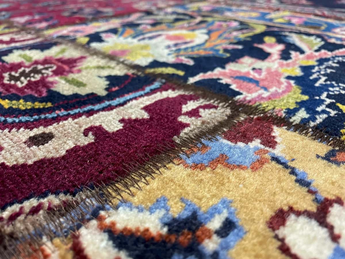 Persian rug of Rey style in dimensions 200 centimeters length by 150 centimeters width with mainly red and colorful colors — Texture close-up