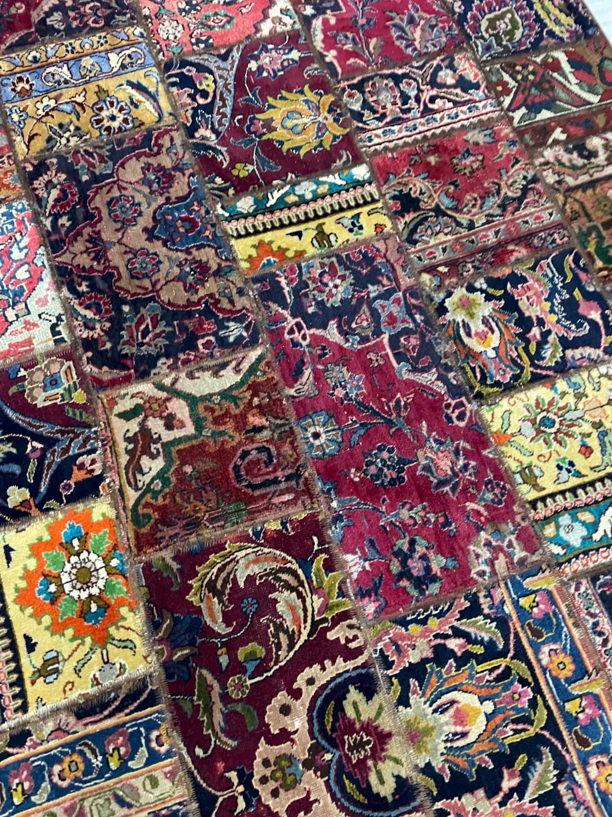 Persian rug of Rey style in dimensions 200 centimeters length by 150 centimeters width with mainly red and colorful colors — Perspective