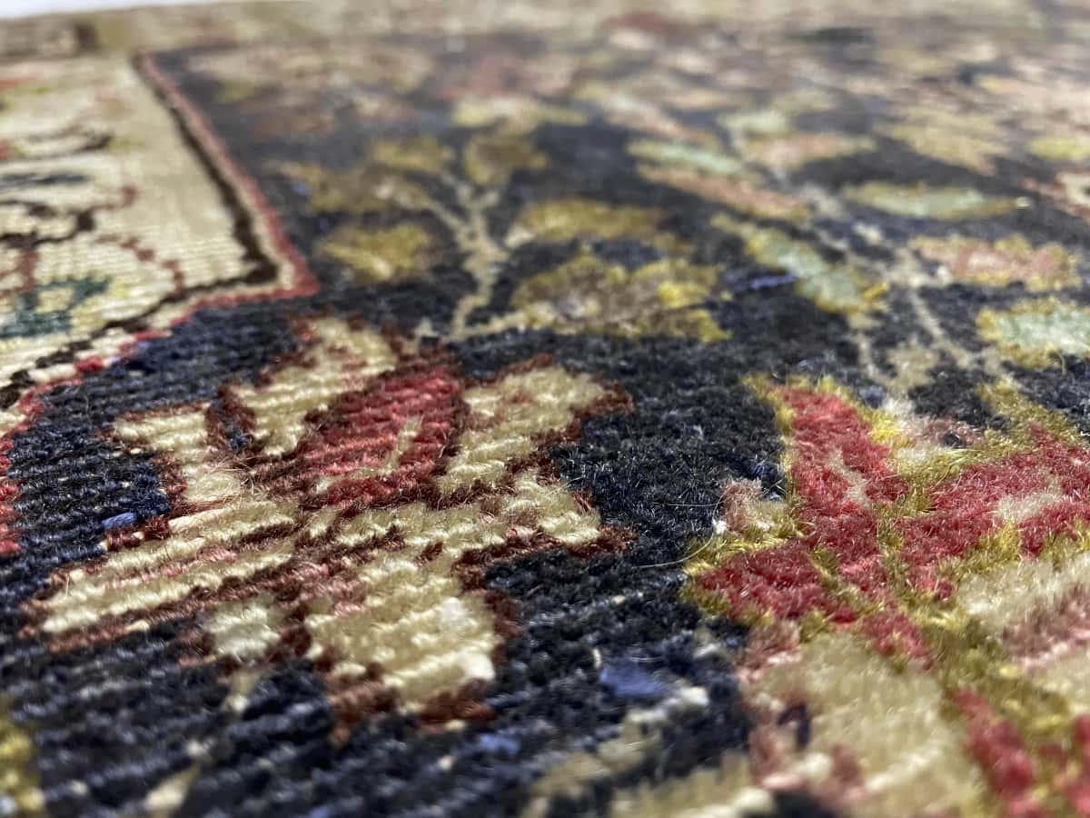 Persian rug of Tabriz style in dimensions 153 centimeters length by 110 centimeters width with mainly green and blue colors — Texture close-up