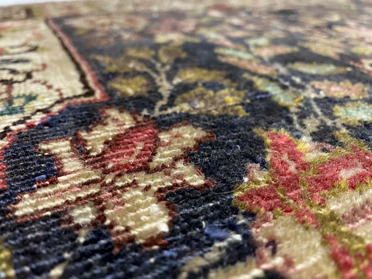 alfombra persa de estilo Tabriz en dimensiones 153 centímetros de largo por 110 centímetros de ancho con colores principalmente verde y azul — Primer plano de la textura