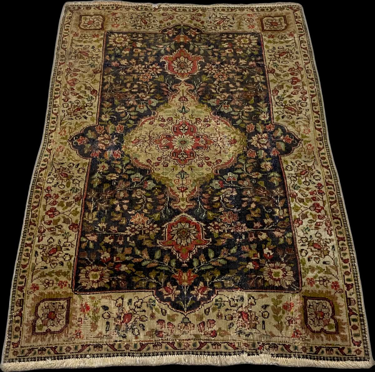 alfombra persa de estilo Tabriz en dimensiones 153 centímetros de largo por 110 centímetros de ancho con colores principalmente verde y azul — Perspectiva