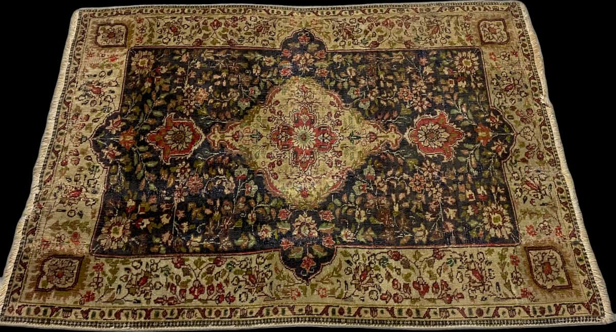 alfombra persa de estilo Tabriz en dimensiones 153 centímetros de largo por 110 centímetros de ancho con colores principalmente verde y azul — Perspectiva