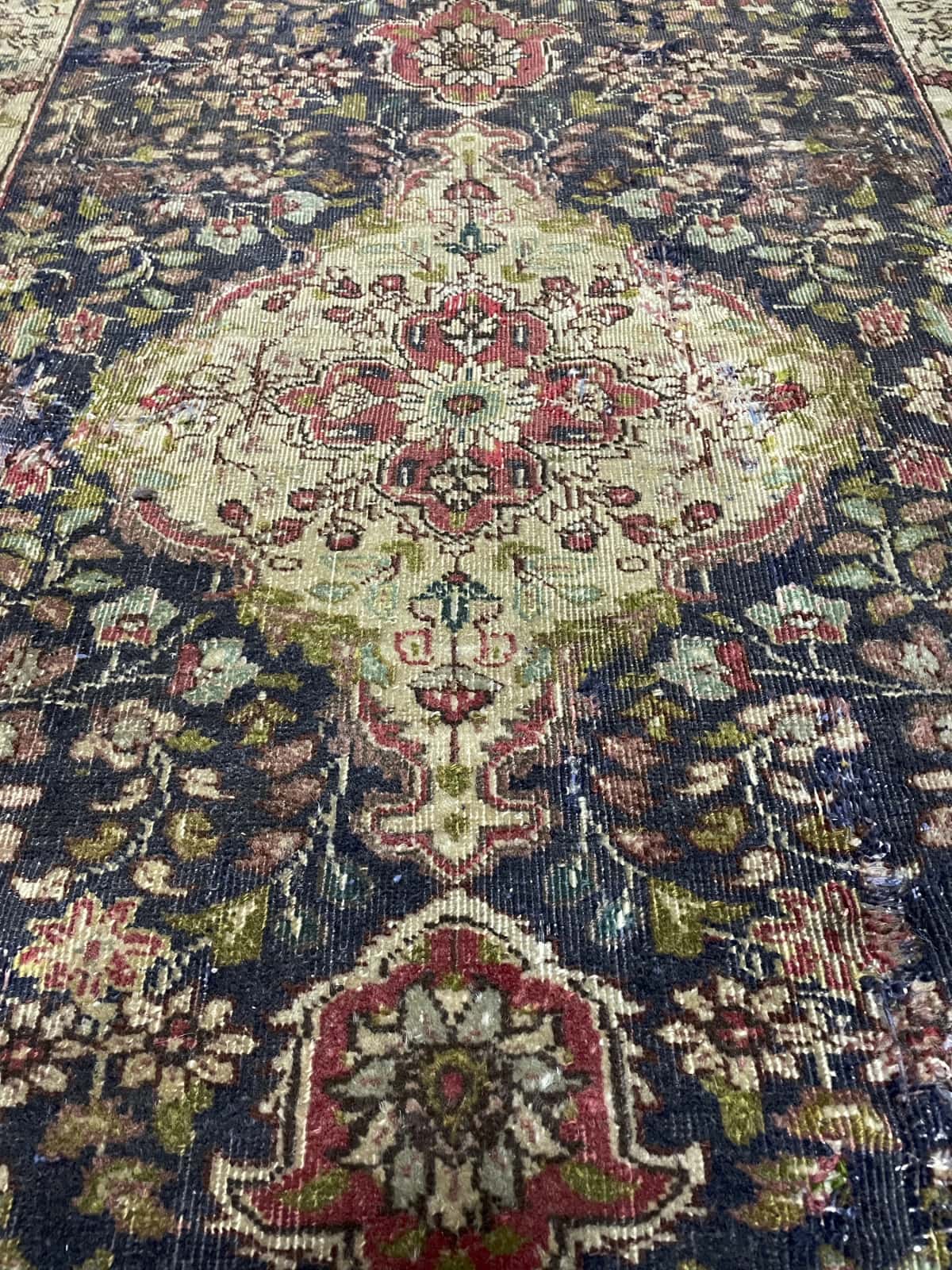 Persian rug of Tabriz style in dimensions 153 centimeters length by 110 centimeters width with mainly green and blue colors — Perspective