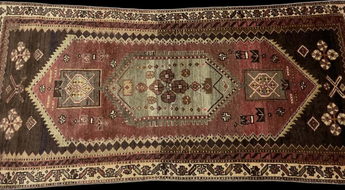 Persian rug of Zanjan style in dimensions 215 centimeters length by 100 centimeters width with mainly green and brown colors — Perspective