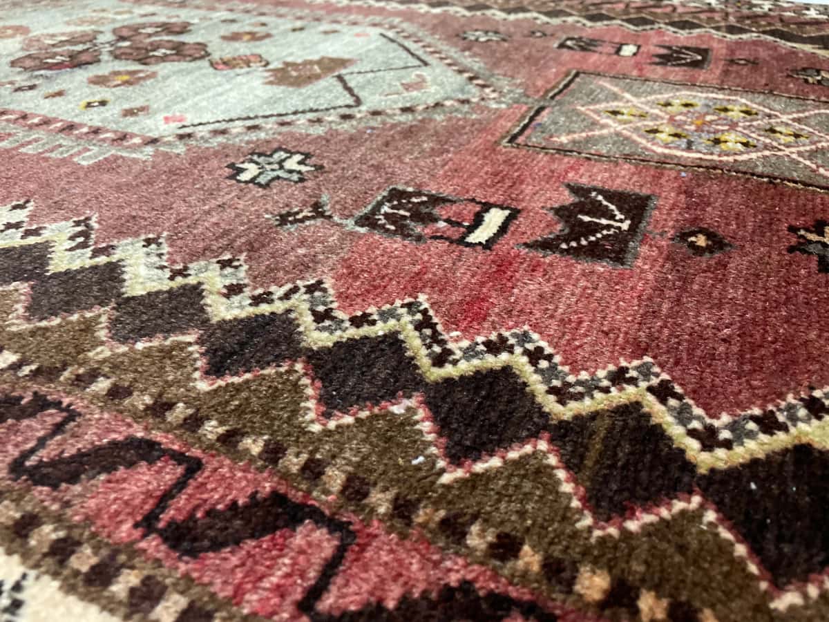 persischer Teppich im Zanjan Stil in den Maßen 215 Zentimeter Länge mal 100 Zentimeter Breite mit überwiegend grün und braun Farben — Nahaufnahme der Textur
