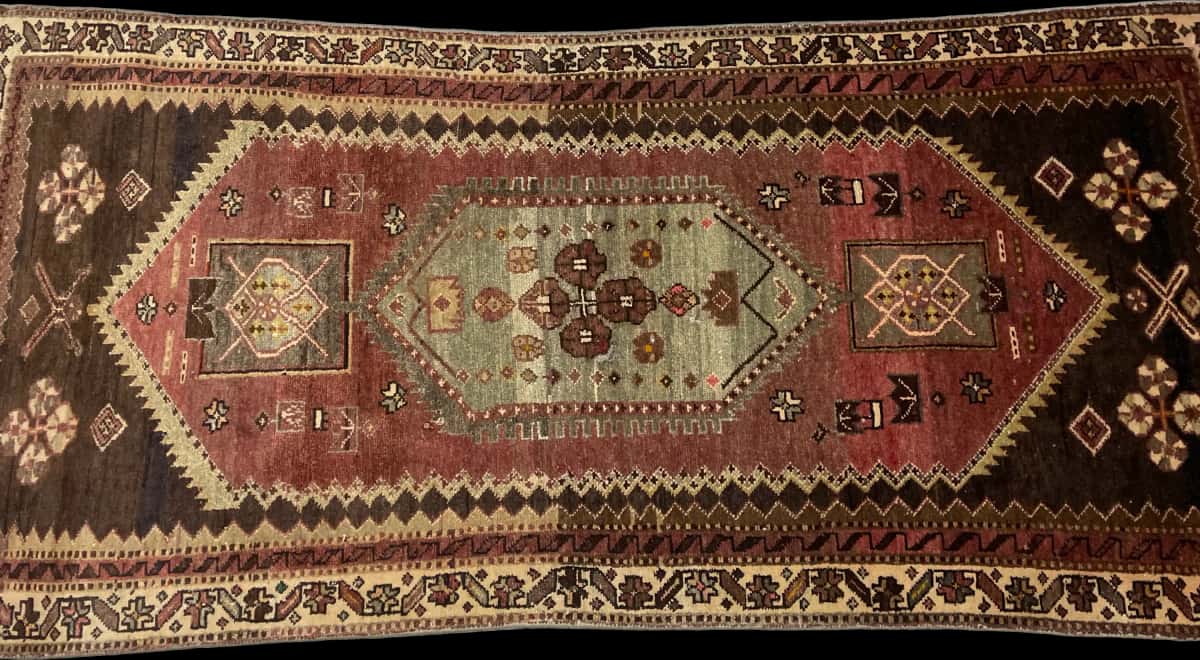 persischer Teppich im Zanjan Stil in den Maßen 215 Zentimeter Länge mal 100 Zentimeter Breite mit überwiegend grün und braun Farben — Perspektive