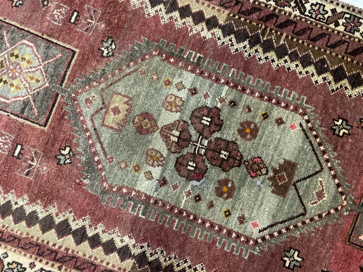 persischer Teppich im Zanjan Stil in den Maßen 215 Zentimeter Länge mal 100 Zentimeter Breite mit überwiegend grün und braun Farben — Perspektive