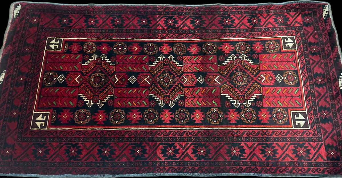 Persian rug of Baluch style in dimensions 212 centimeters length by 110 centimeters width with mainly red colors — Perspective