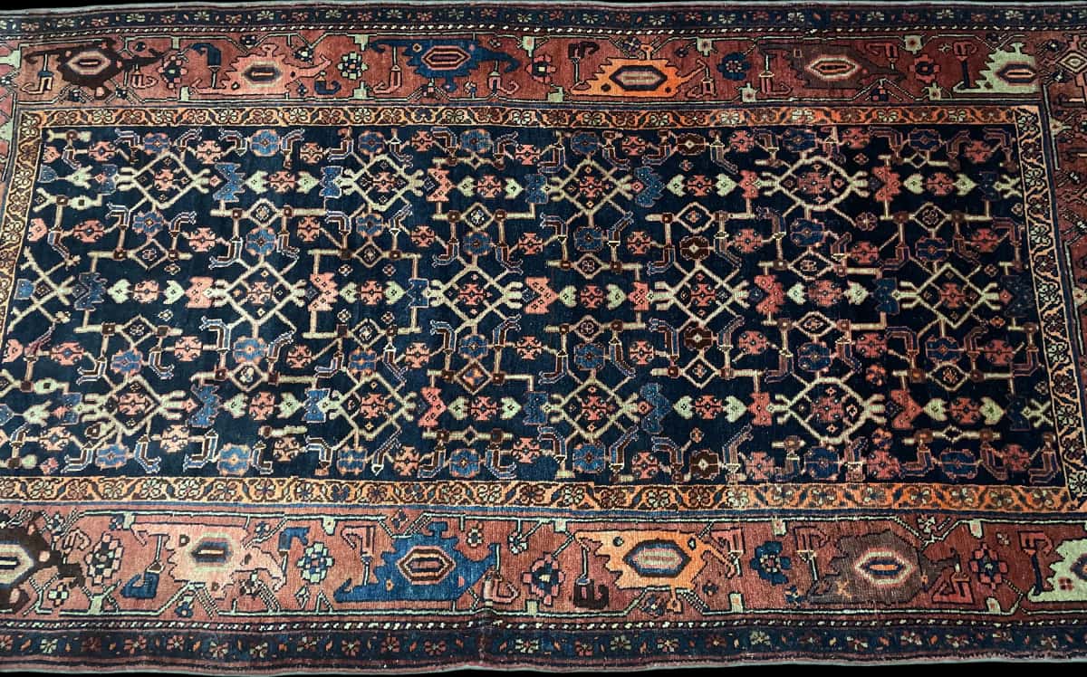 persischer Teppich im Borujerd Stil in den Maßen 244 Zentimeter Länge mal 130 Zentimeter Breite mit überwiegend blau und braun Farben — Perspektive
