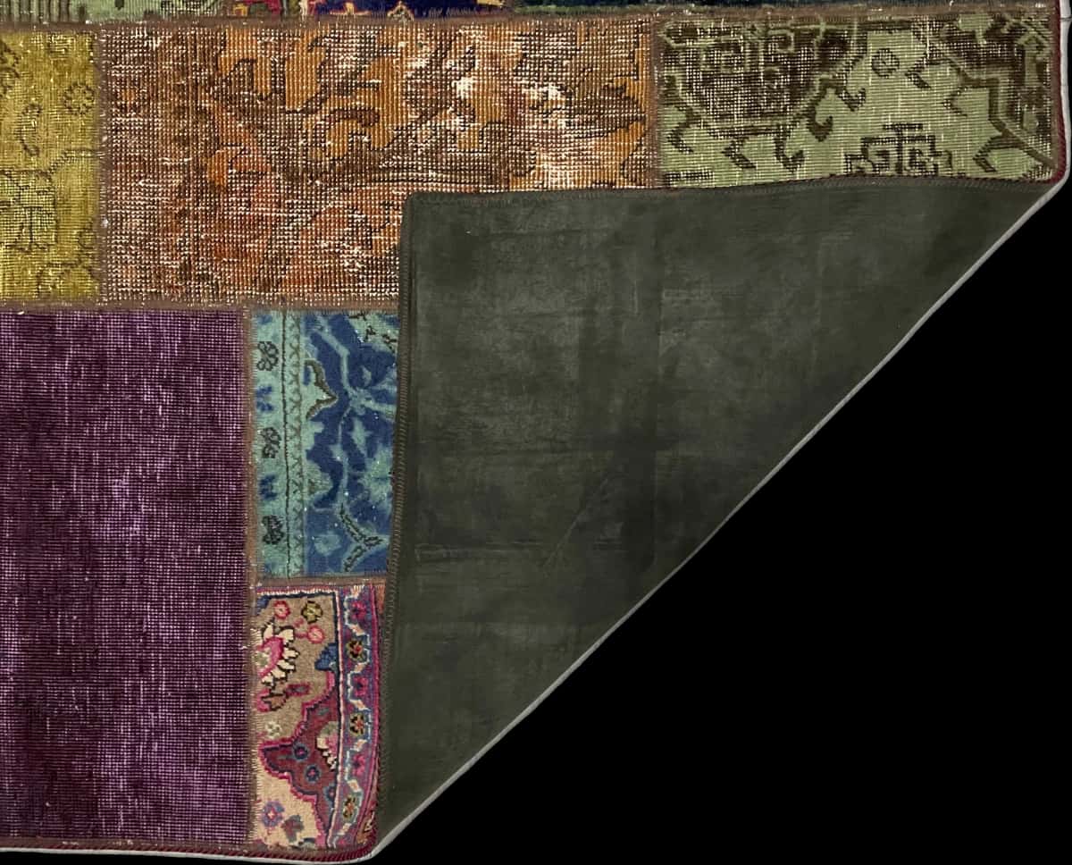 alfombra persa de estilo patchwork en dimensiones 207 centímetros de largo por 150 centímetros de ancho con colores principalmente verde y colorido — Plegada