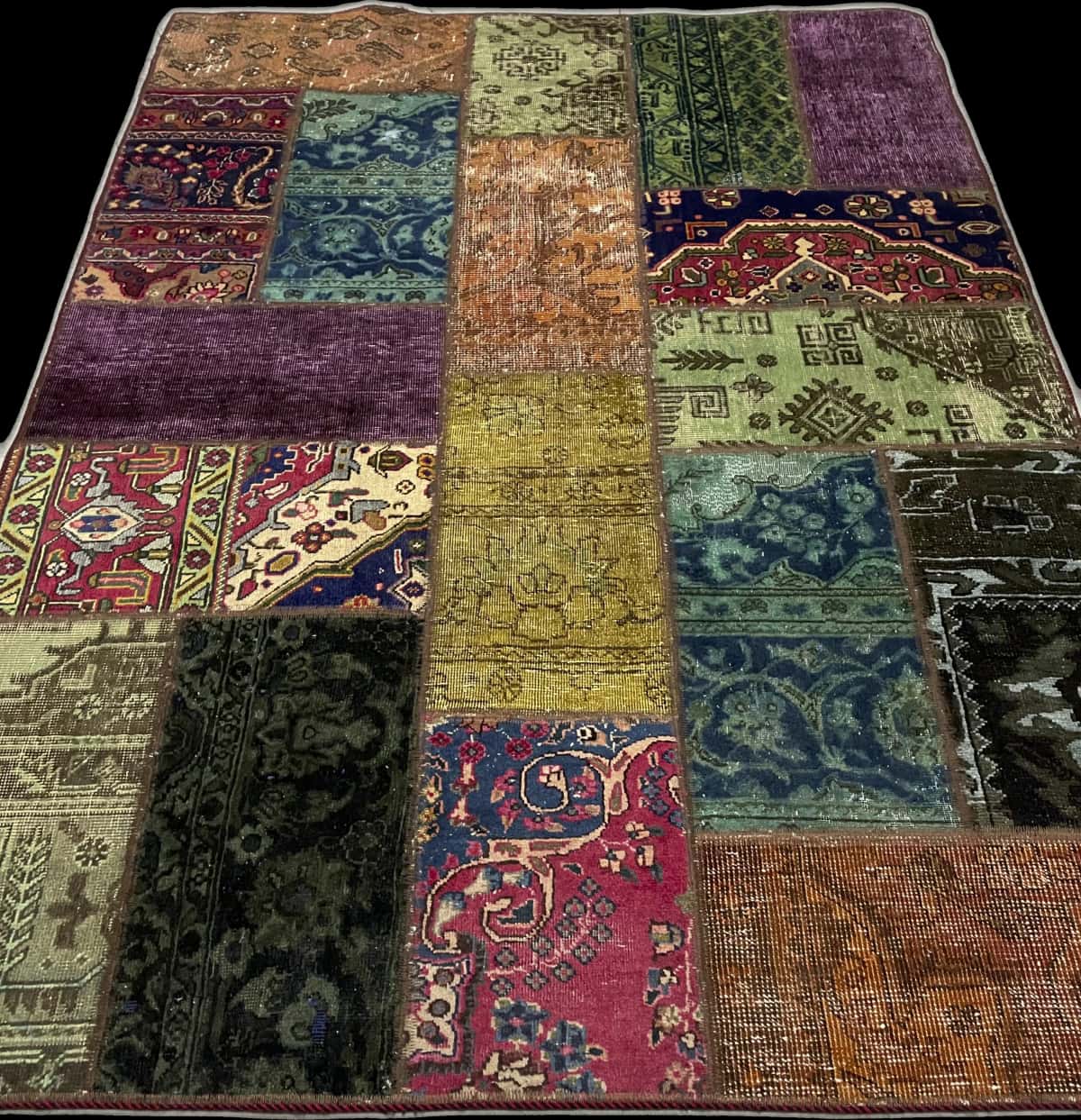 alfombra persa de estilo patchwork en dimensiones 207 centímetros de largo por 150 centímetros de ancho con colores principalmente verde y colorido — Perspectiva