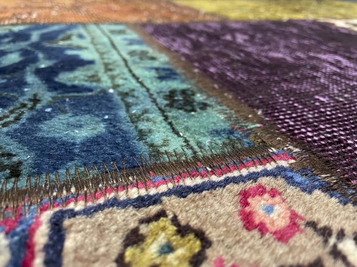 alfombra persa de estilo patchwork en dimensiones 207 centímetros de largo por 150 centímetros de ancho con colores principalmente verde y colorido — Primer plano de la textura