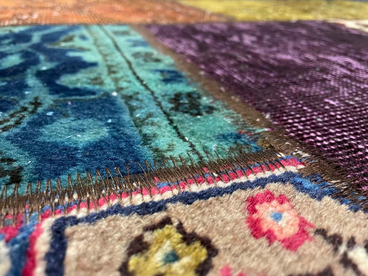 persischer Teppich im Rey Stil in den Maßen 207 Zentimeter Länge mal 150 Zentimeter Breite mit überwiegend grün und bunt Farben — Nahaufnahme der Textur