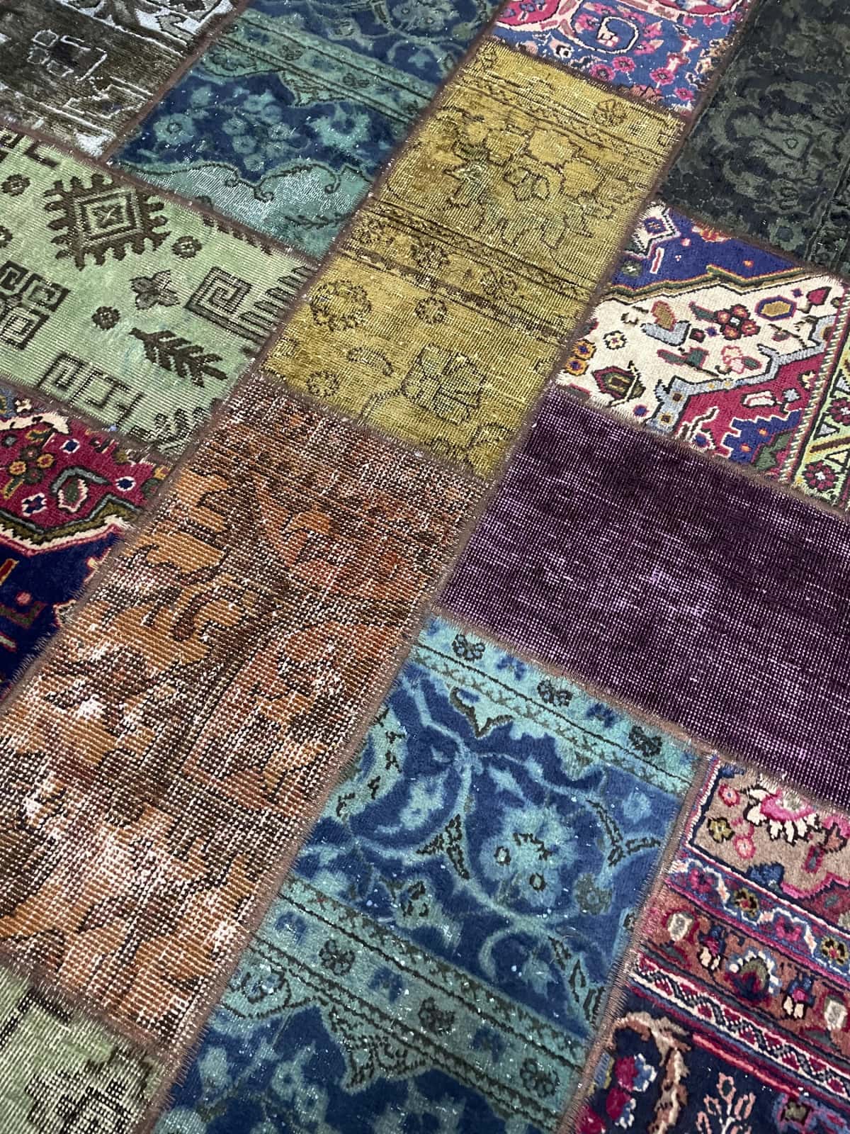alfombra persa de estilo patchwork en dimensiones 207 centímetros de largo por 150 centímetros de ancho con colores principalmente verde y colorido — Primer plano de la textura
