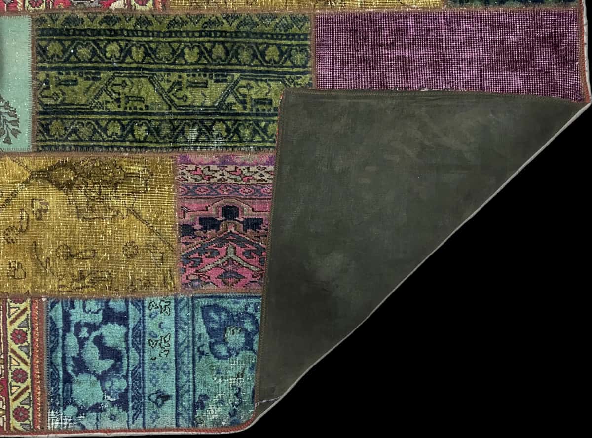 alfombra persa de estilo patchwork en dimensiones 207 centímetros de largo por 152 centímetros de ancho con colores principalmente verde y morado — Plegada