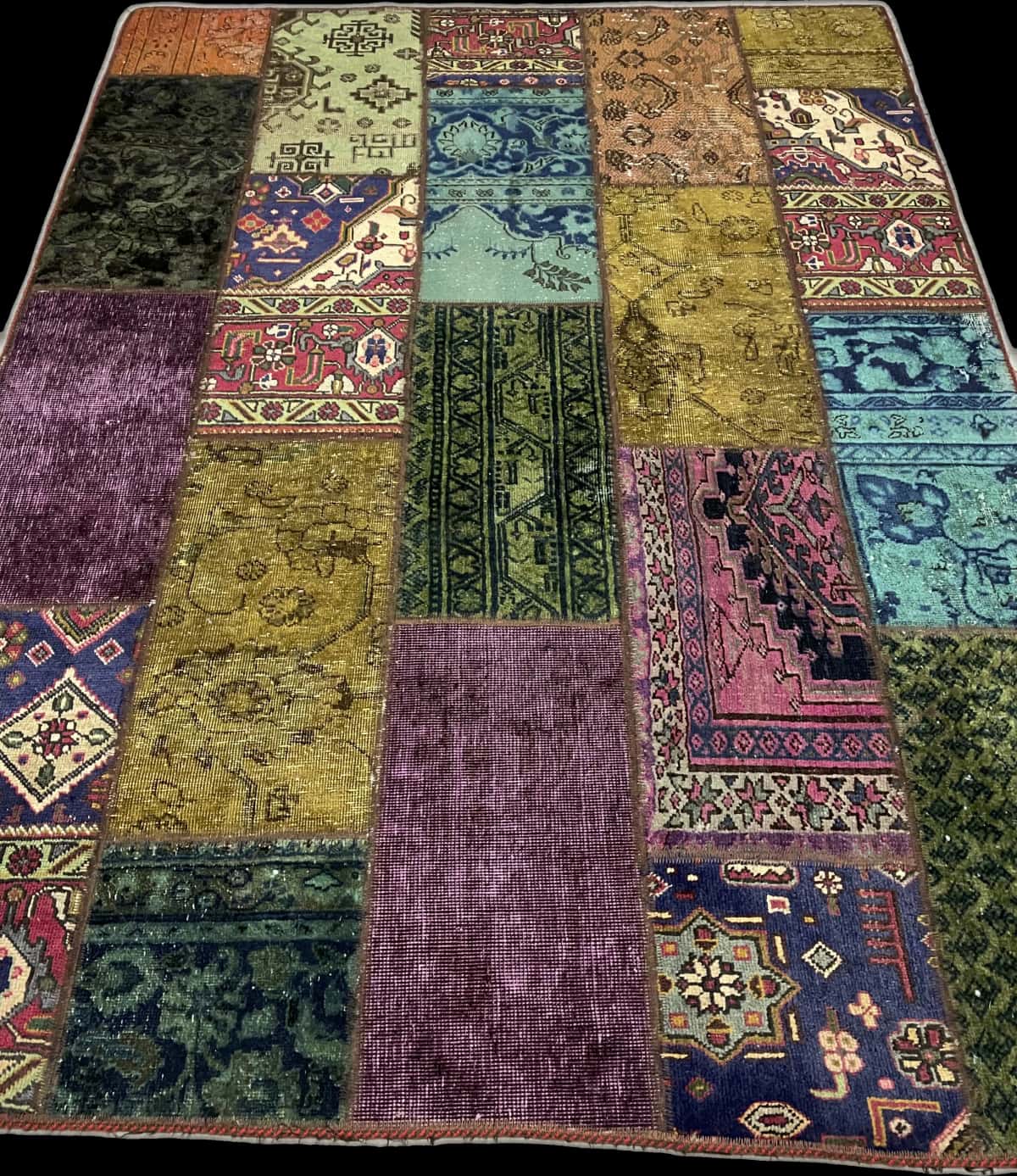 alfombra persa de estilo patchwork en dimensiones 207 centímetros de largo por 152 centímetros de ancho con colores principalmente verde y morado — Perspectiva