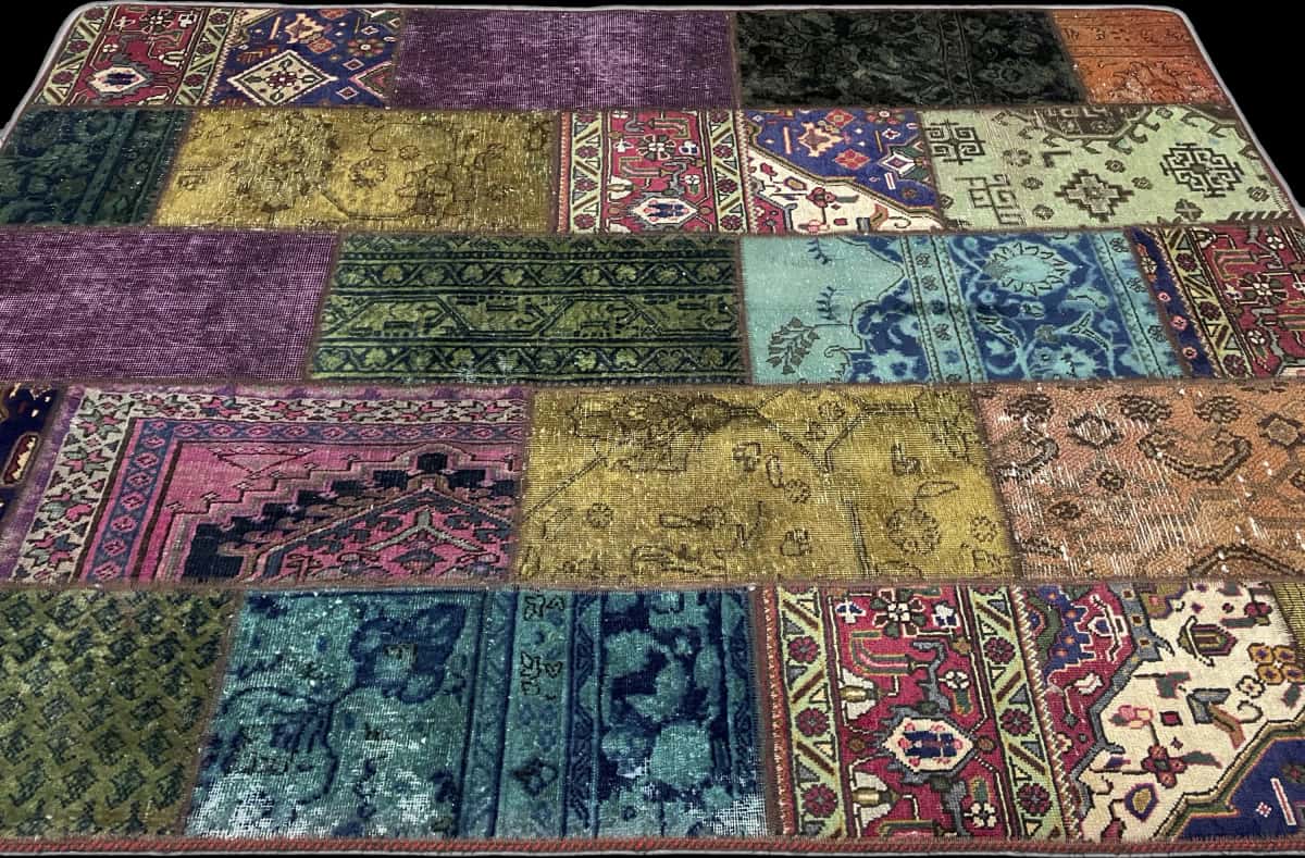 alfombra persa de estilo patchwork en dimensiones 207 centímetros de largo por 152 centímetros de ancho con colores principalmente verde y morado — Perspectiva