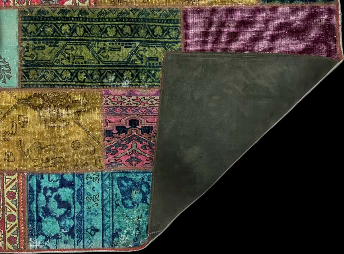 persischer Teppich im Rey Stil in den Maßen 207 Zentimeter Länge mal 152 Zentimeter Breite mit überwiegend grün und lila Farben — Gefaltet