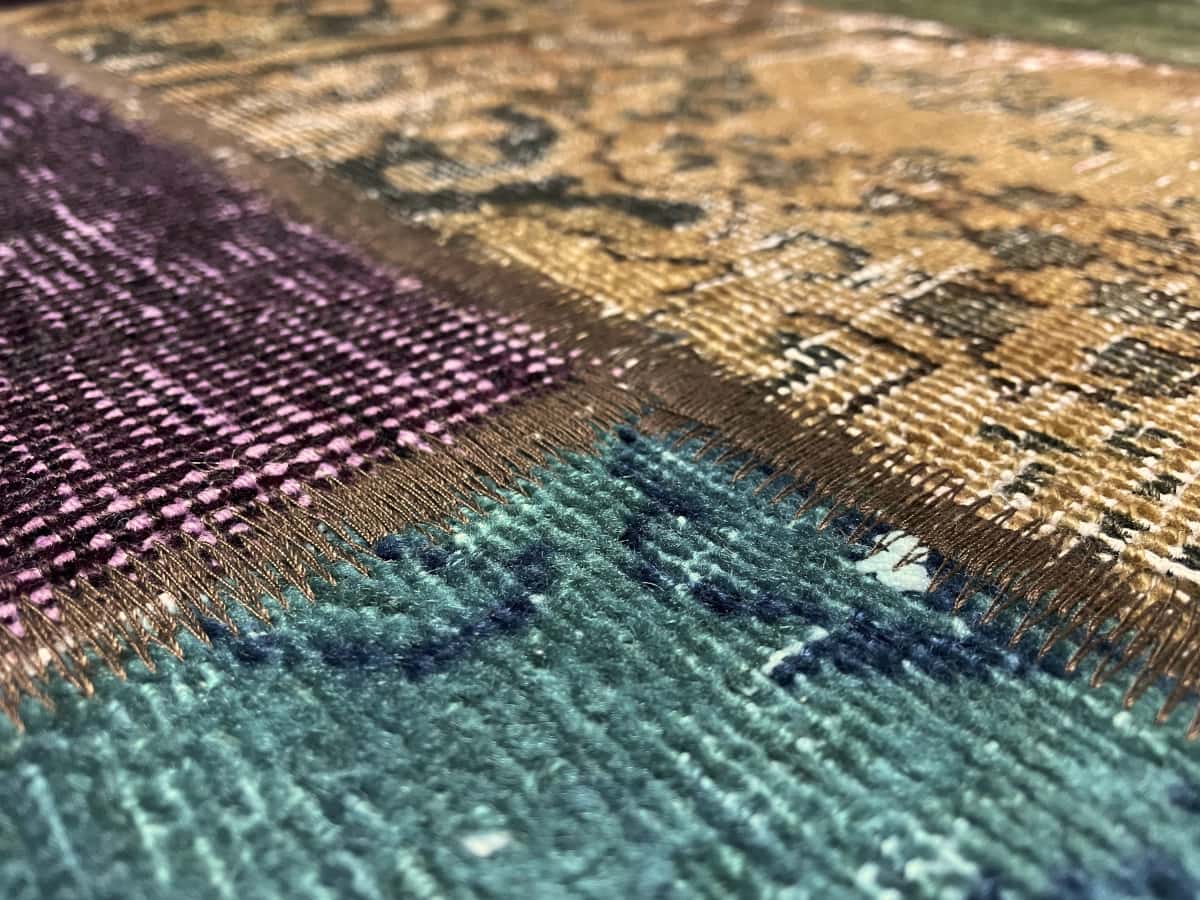 alfombra persa de estilo patchwork en dimensiones 210 centímetros de largo por 152 centímetros de ancho con colores principalmente colorido — Primer plano de la textura