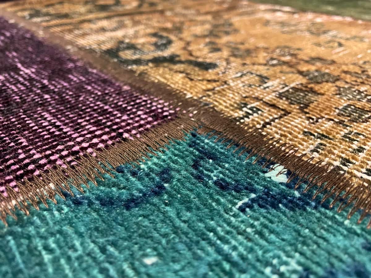 Persian rug of Rey style in dimensions 210 centimeters length by 152 centimeters width with mainly colorful colors — Texture close-up