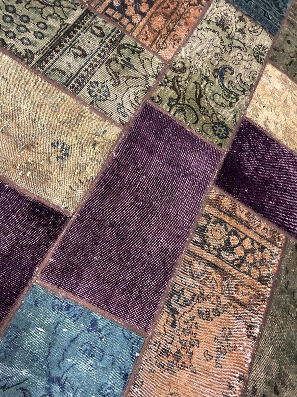 alfombra persa de estilo patchwork en dimensiones 210 centímetros de largo por 152 centímetros de ancho con colores principalmente colorido — Primer plano de la textura