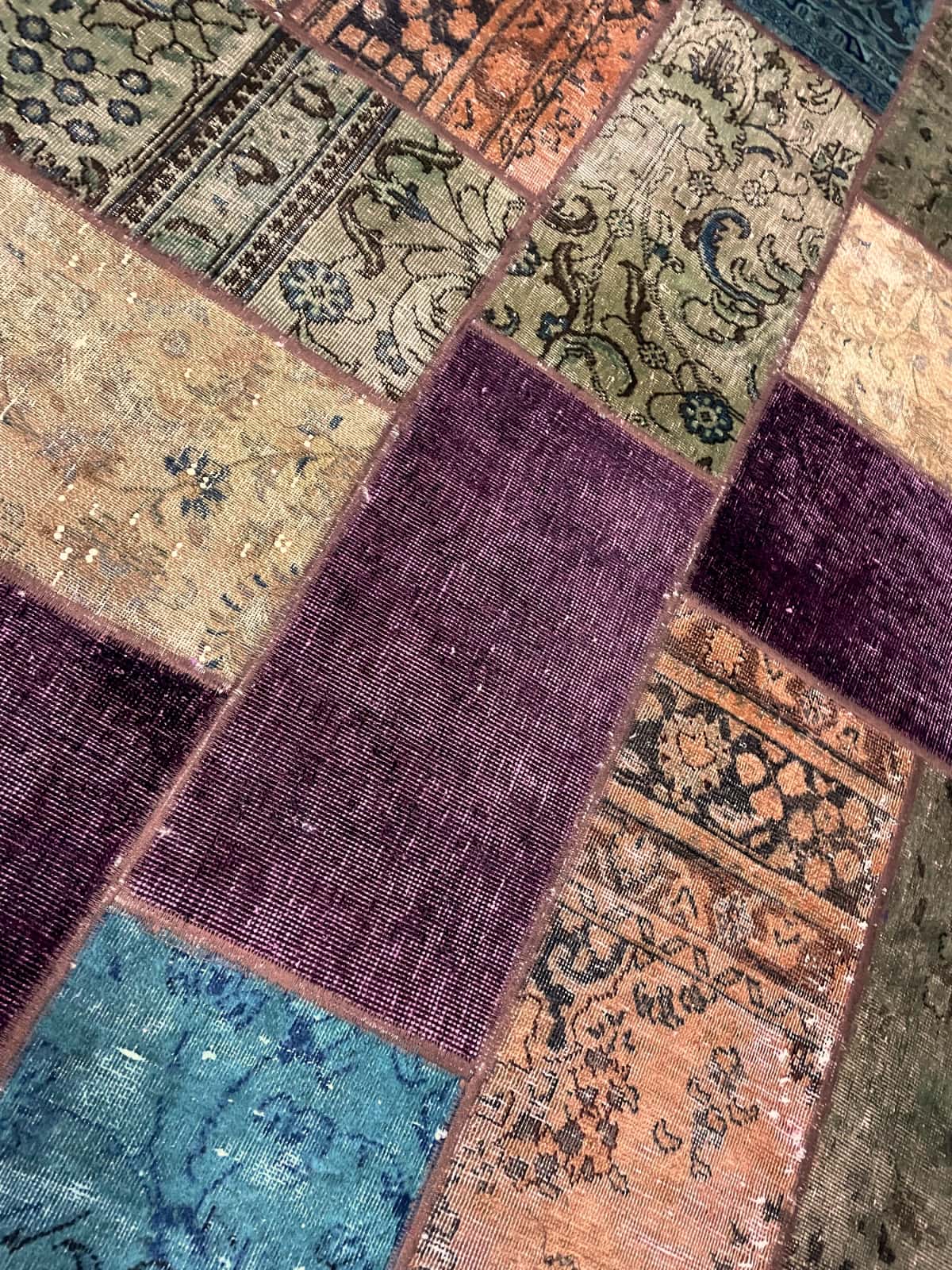 Persian rug of Rey style in dimensions 210 centimeters length by 152 centimeters width with mainly colorful colors — Texture close-up