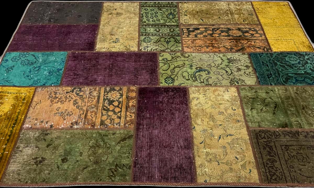 Persian rug of Rey style in dimensions 210 centimeters length by 152 centimeters width with mainly colorful colors — Perspective
