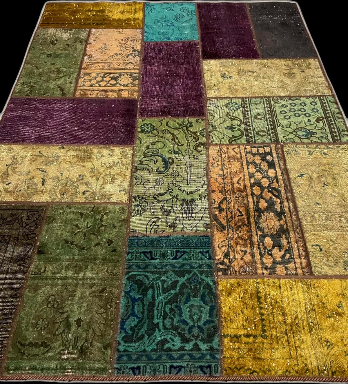 Persian rug of Rey style in dimensions 210 centimeters length by 152 centimeters width with mainly colorful colors — Perspective