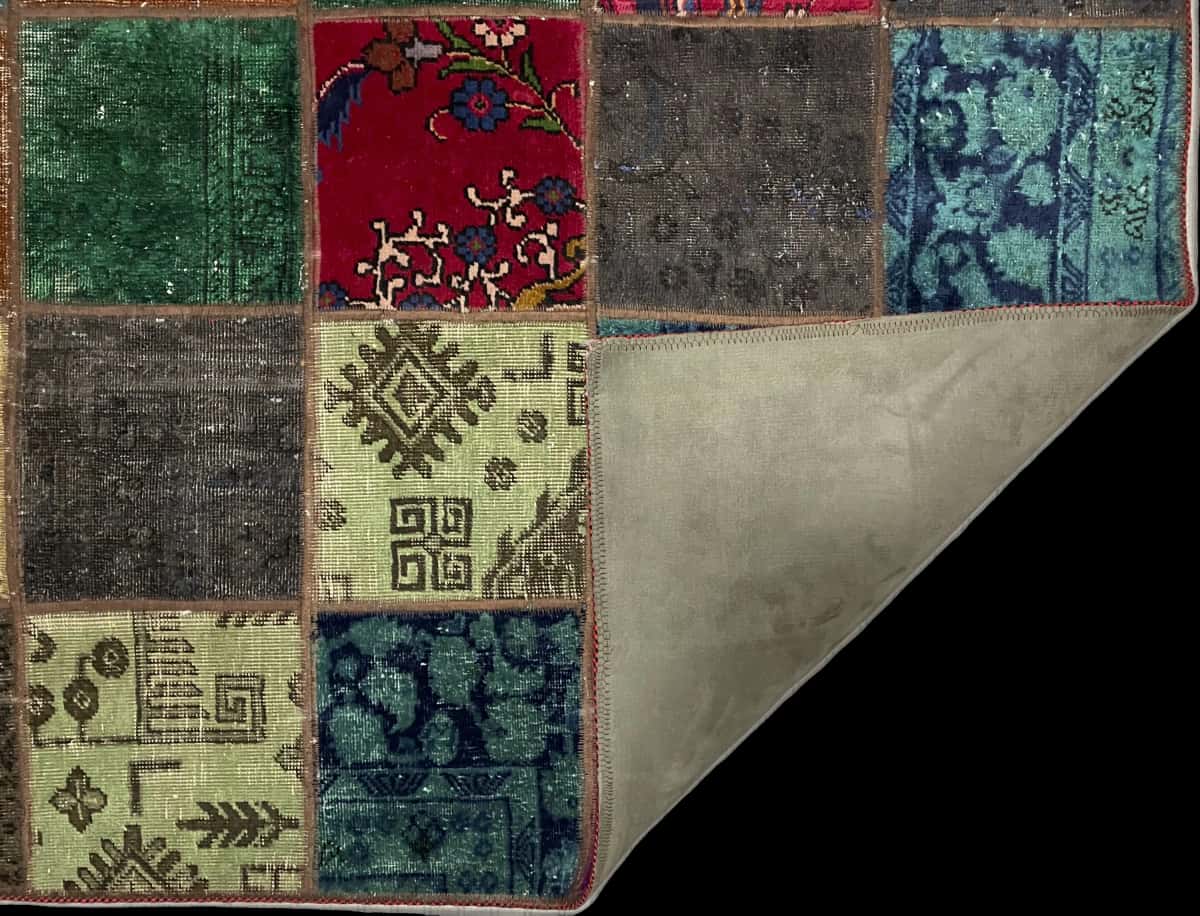 alfombra persa de estilo patchwork en dimensiones 210 centímetros de largo por 152 centímetros de ancho con colores principalmente colorido — Plegada