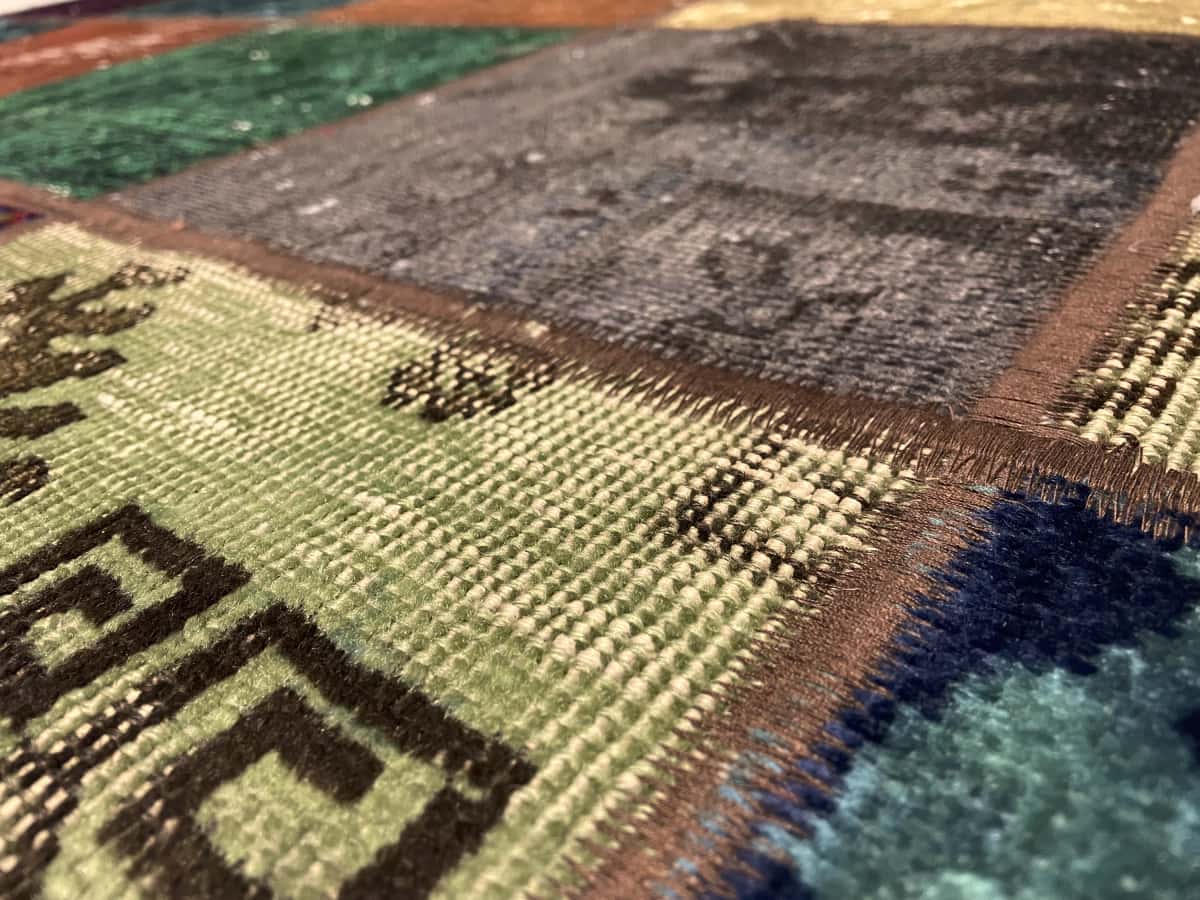 alfombra persa de estilo patchwork en dimensiones 210 centímetros de largo por 152 centímetros de ancho con colores principalmente colorido — Primer plano de la textura